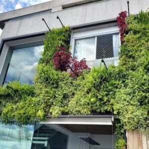 Foto de jardim vertical na fachada de apartamento de cobertura com terraço